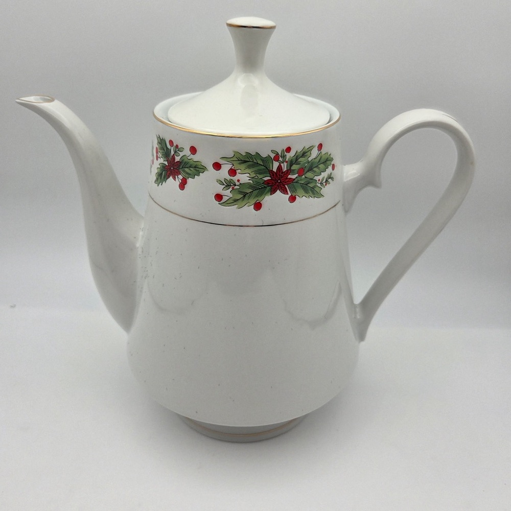 Vintage coffee/ tea / hot chocolate pot Lynns Holly fine porcelain china